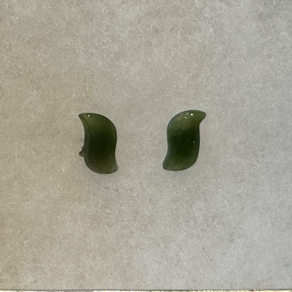 Small green jade or stone earrings - Picture 3 of 3